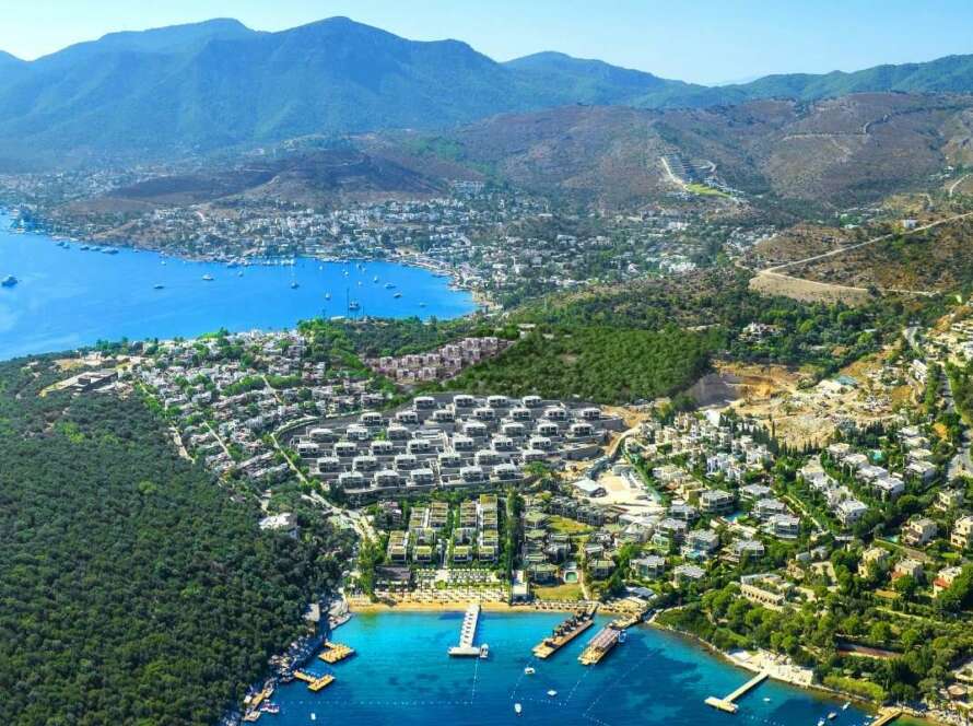 Bodrum'da satılık villalar. Bitez ve Hebil Koyu manzaralı lüks havuzlu villa ve deniz manzarası.