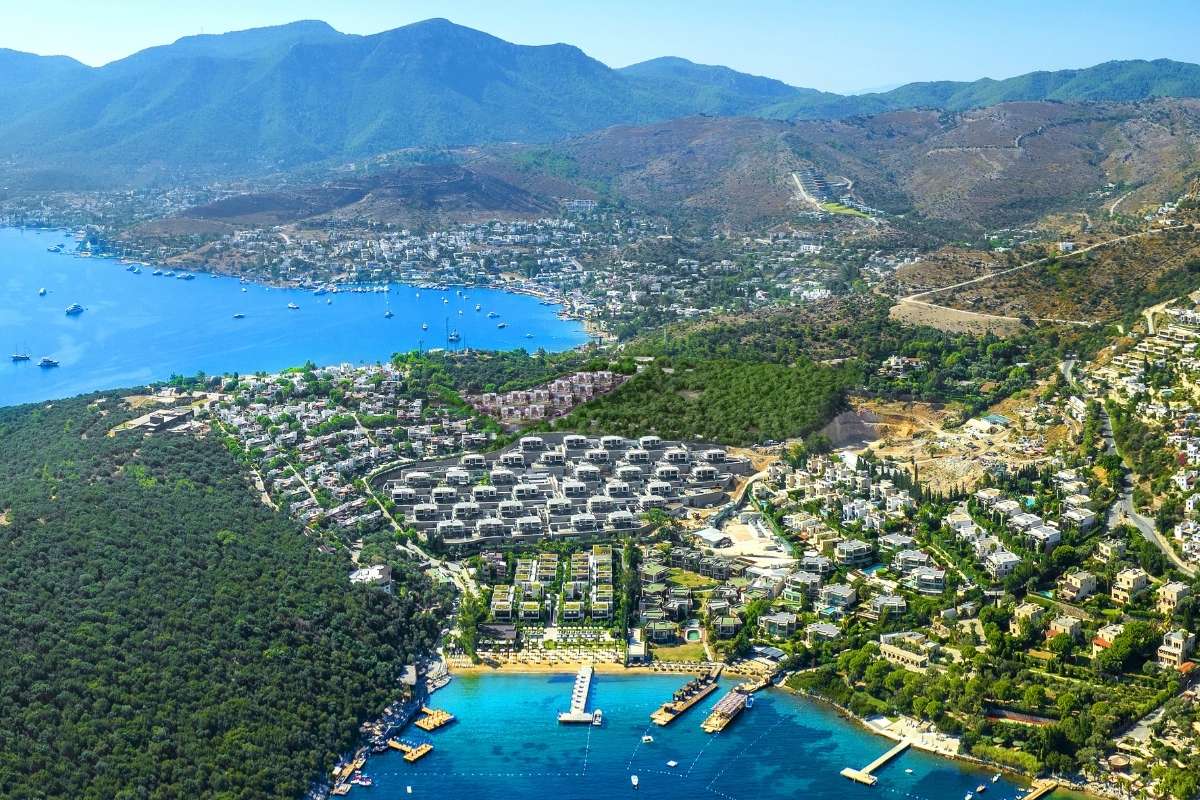 Bodrum'da satılık villalar. Bitez ve Hebil Koyu manzaralı lüks havuzlu villa ve deniz manzarası.